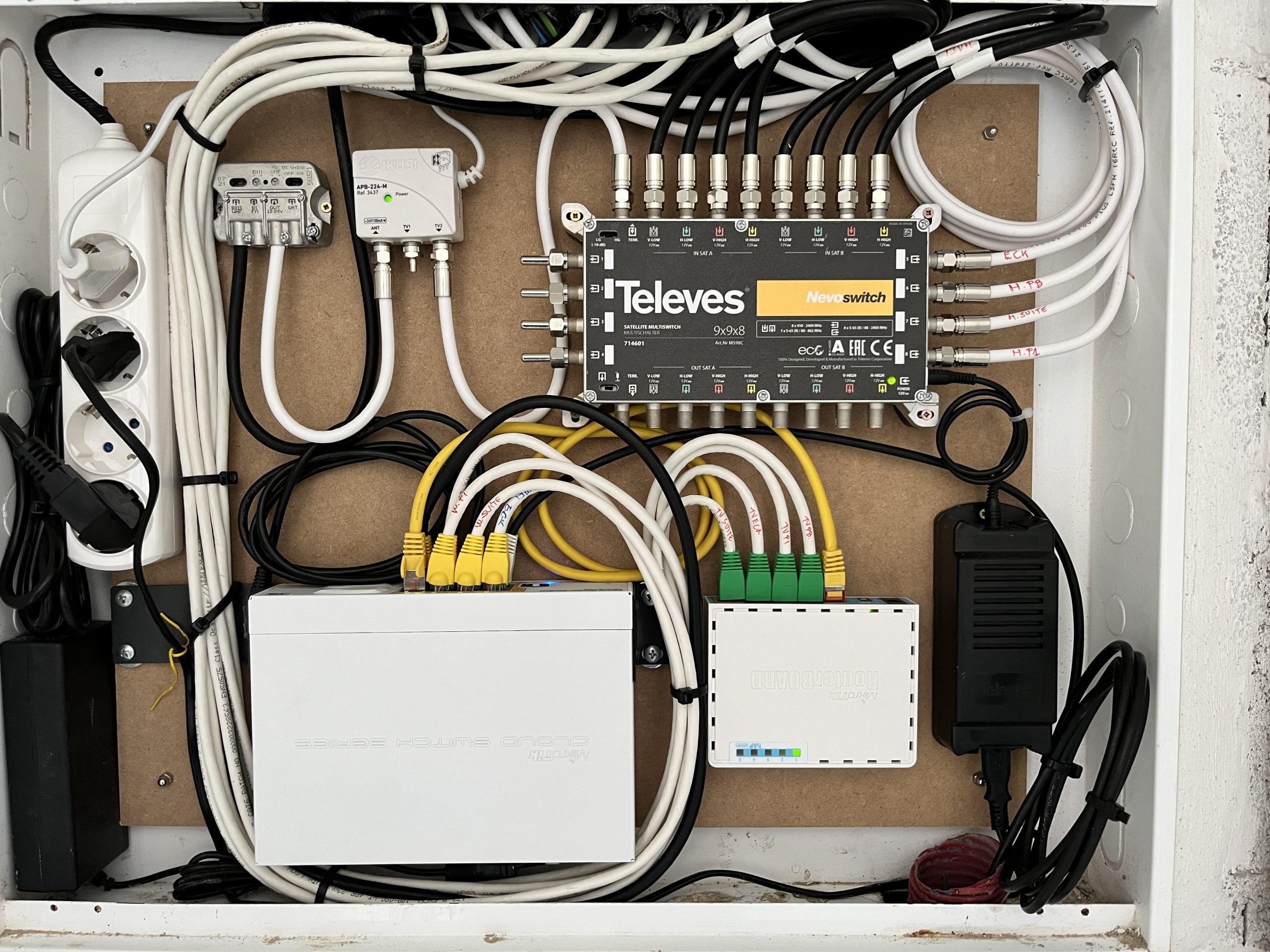 Distribución Televisión Y Wifi En Villa De Lujo